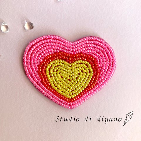 ハート　の　ビーズ刺繍　ブローチ　ピンク　トリプルハート