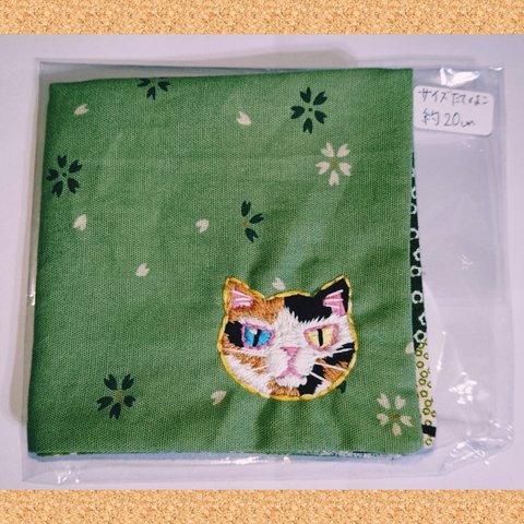 和猫手刺繍ハンカチ🐱三毛猫オッドアイ🐱