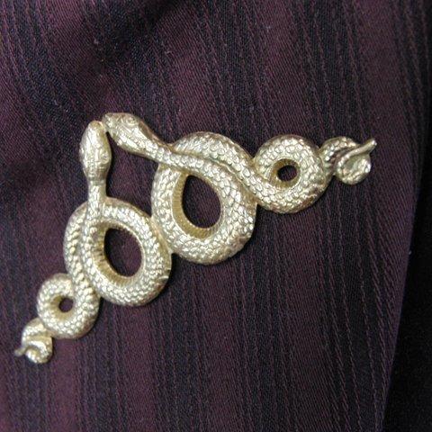 真鍮ブラス製　金の蛇/スネーク型ピンズブローチ　結婚式・成人式などシャツ・ジャケットや帽子・バッグのワンポイントに