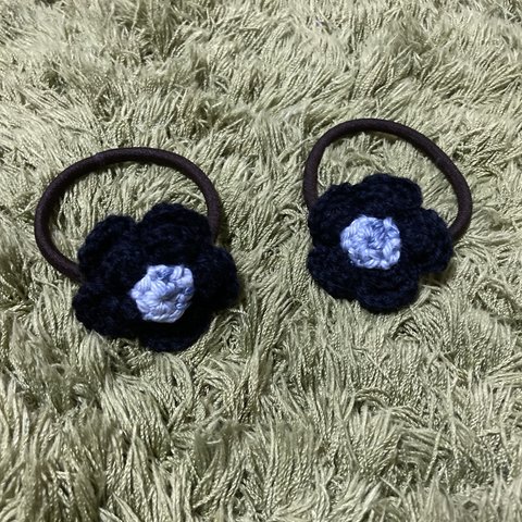 苔田かえる作‼️黒い毛糸で編んだ花のヘアゴム 2個セット