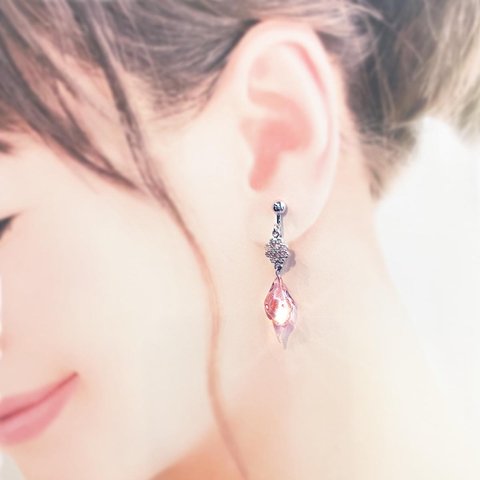 桜 ピンク　ガラスドロップのダイヤ型イヤリング
