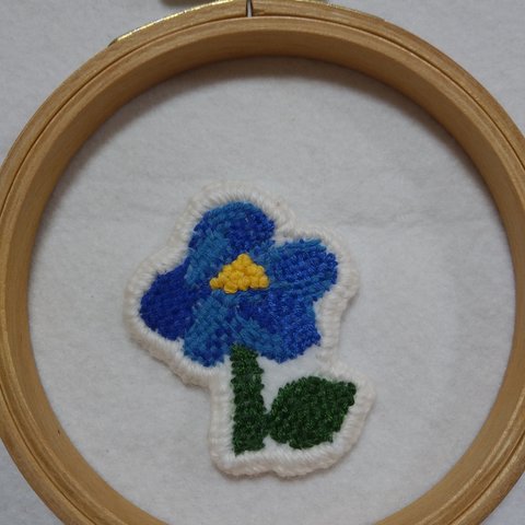 青いお花のワッペンorブローチ　ダーニング刺繍