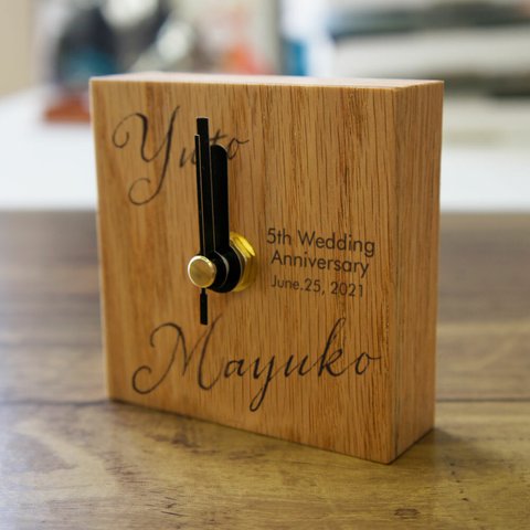 アニバーサリー時計 8センチ角の木製時計 名入れ 結婚記念日、誕生日 など文字を刻みます。