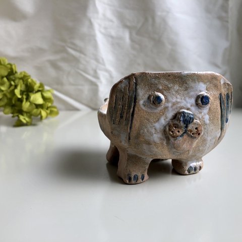 四角い顔したピッチャー風の犬 陶器 置物