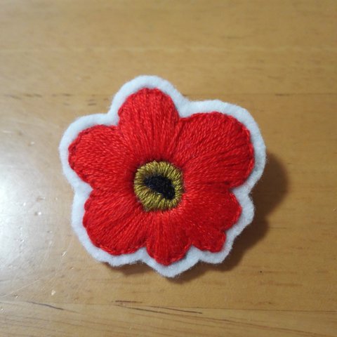 🌼　花の刺繍ブローチ　🌼