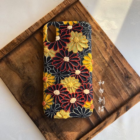 端麗(菊/墨色)〜和布刺繍　和柄スマホケース【iPhoneXs/X共通】 