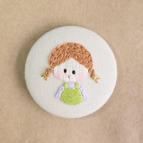 3つ子ちゃんの刺繍くるみボタン②(選べるブロ―チorヘアゴム)