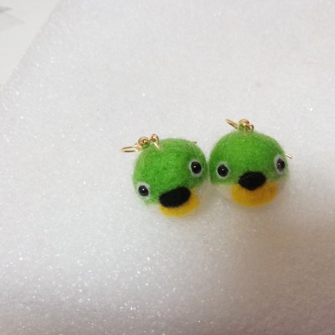 メジロのピアス