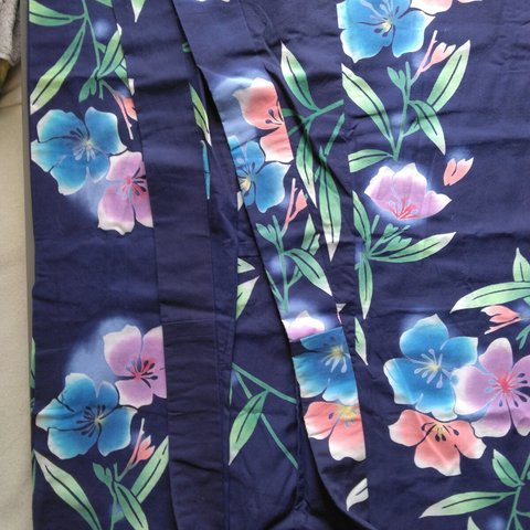 浴衣ジレ　紺地に青と紫の花　袖なし羽織　　Yukata gilet blue and purple flowers on dark blue background Haori without slee