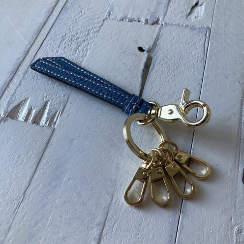 <ブルー>レザーモチーフ4連キーリング ステッチ刺繍 本革 キーホルダー キーケース プレゼント ギフト【GZKC-A813】