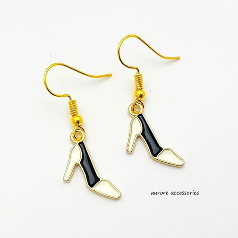 high‐heeled shoes pierced earrings　ハイヒール　揺れる　靴　シューズ　ブラック　黒　ホワイト　白　バイカラー