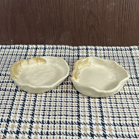 陶器 小皿　ベージュ＋薄茶 ２枚組【240414】