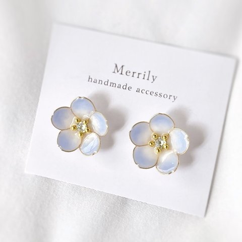 ネモフィラの花の淡色ひとつぶイヤリング／ピアス