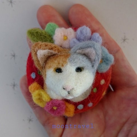 羊毛フェルトブローチ♥️三毛猫と雛飾り色 ブローチ
