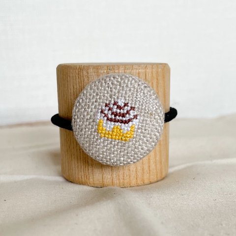 刺繍＊親子や姉妹で使えるおしゃれで可愛いリネンのくるみボタンヘアゴム＊シナモンロール＊