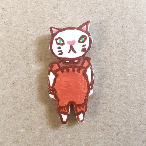 【送料無料】 石粉粘土ブローチ   「ニットオーバーオール猫」