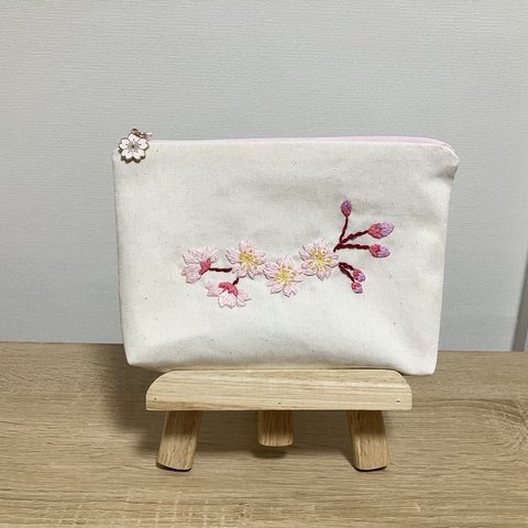 桜の刺繍ポーチ(桜のチャーム付き)