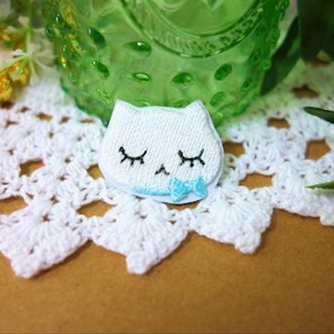 ステッカー＆アイロン接着2Wayタイプ◆眠たい顔が可愛いねこ刺繍ワッペン ネムねこフェイス型 白ねこ