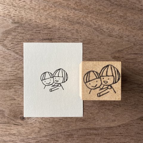 【ハグするふたり】イラストはんこ　2cm角　ラバースタンプ336