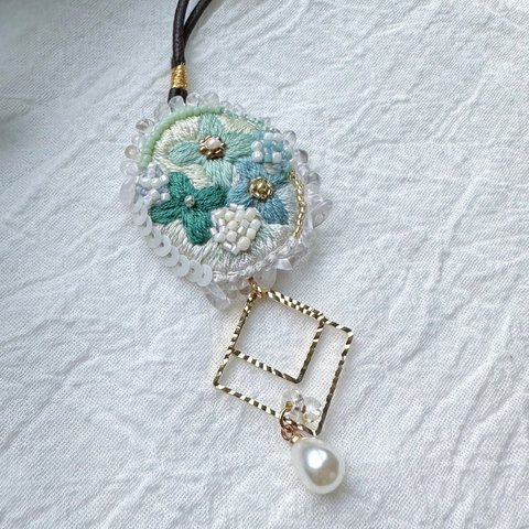 花畑刺繍とパールゆれるレザーコードネックレス＊刺繍アクセサリー