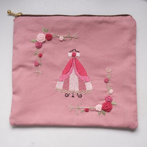 ドレス刺繍のフラットポーチ(ピンク)