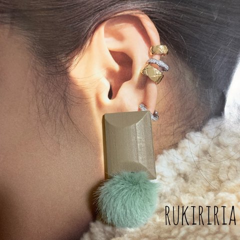 RUKIRIRIA #390 ウッドベージュ×グリーンファーピアス  大ぶりピアス 大ぶりイヤリング 