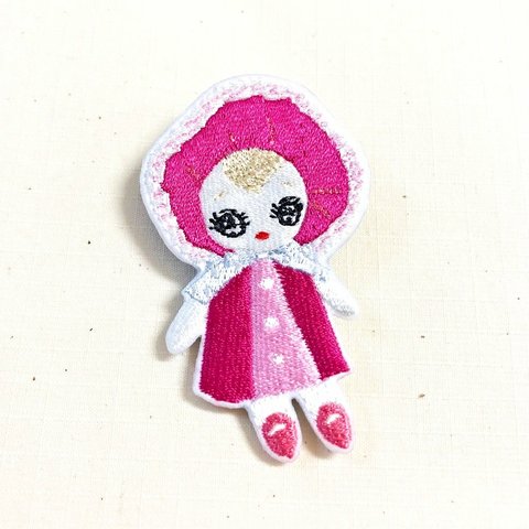 刺繍ブローチ　「文化人形：ピンク」