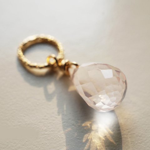 ローズクォーツアミュレットチャーム Rose Quartz Amulet Charm（14kgf） T0009