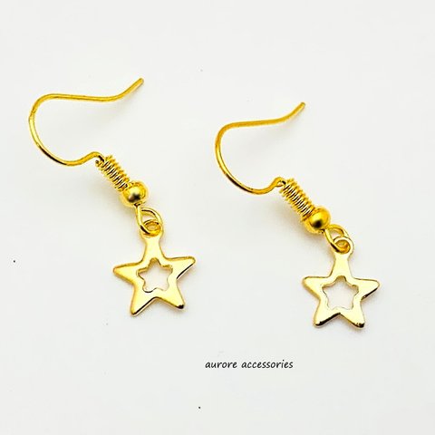 star pierced earrings　星　スター　ゴールドカラー　シンプル　揺れる　上品　夜空　小ぶり　小さめ　ミニ