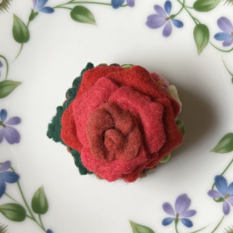 フェルト素材　薔薇のブローチ（真紅）