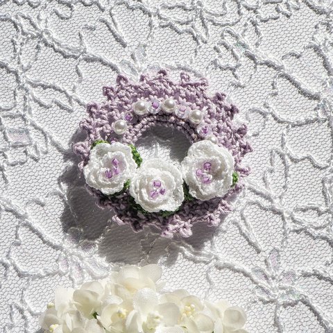 かぎ針編み 白いバラのブローチ(ホワイト紫)