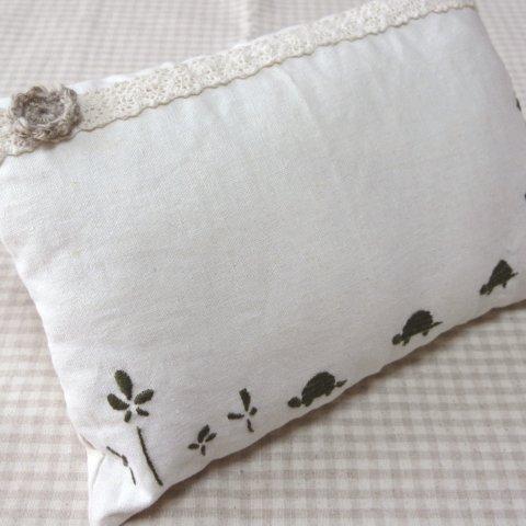 亀の刺繍クッション枕