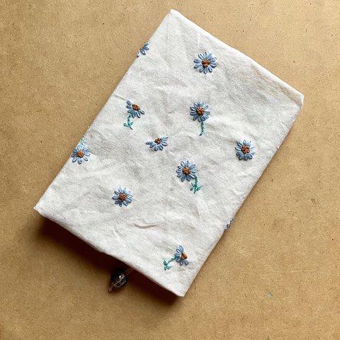 ブルーデイジーの刺繍ブックカバー    