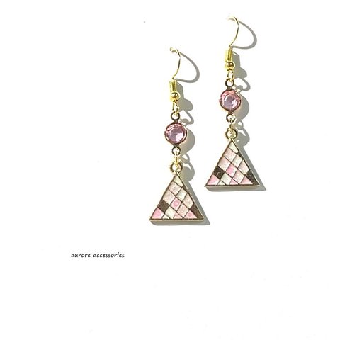 triangle pierced earrings　ピンク　トライアングル　三角　上品　パッチワーク風　ステンドグラス風　揺れる