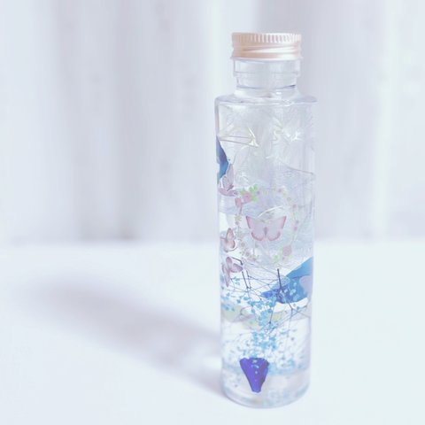 バタフライボトルのハーバリウム♡ブルーグラデーション 紫陽花 かすみ草 バラ