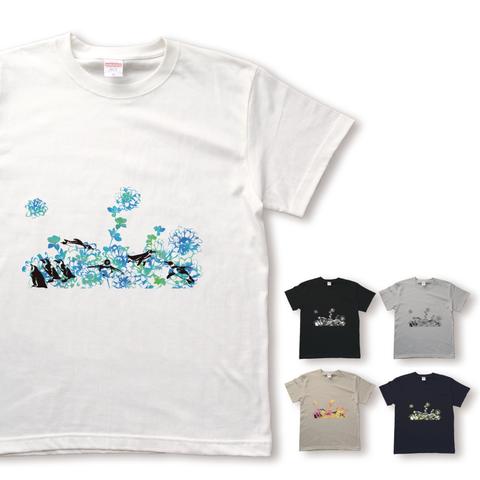 花畑を泳ぐペンギンのTシャツ