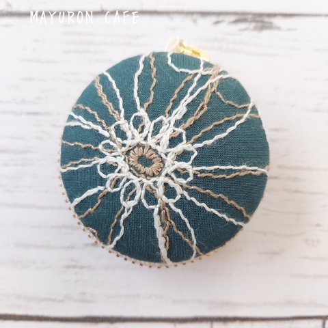 マカロンポーチ　刺繍花