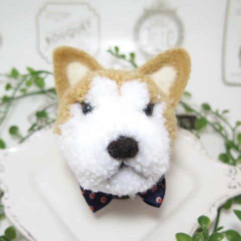 【SALE実施中！】秋田犬ぽんぽん ブローチ (紺リボン)