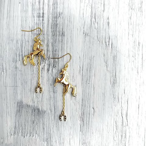 揺れる馬と馬蹄のゴールドピアス