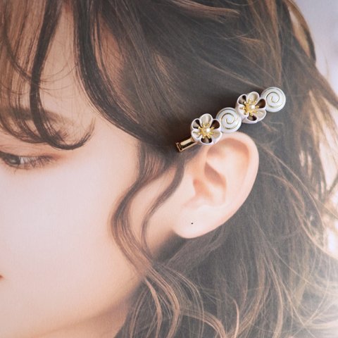 【ヘアクリップ】つまみ細工の小花とチェコガラスビーズのヘアクリップ　［ホワイト系］