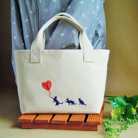 【送料無料】ミニトートランチバッグ　イニシャル刺繍3匹猫