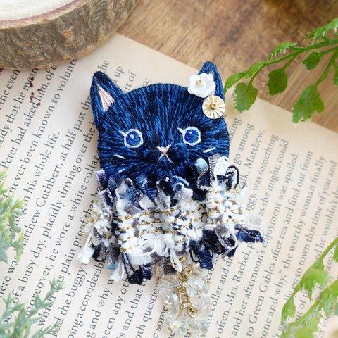 動物刺繍ブローチ＊青黒ネコフェイス