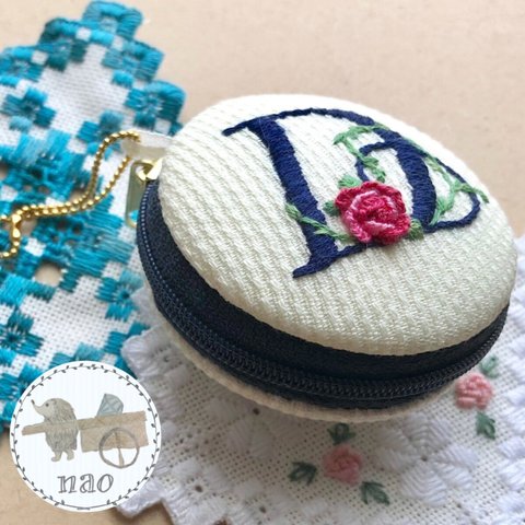 イニシャル（D）刺繍のマカロンケース