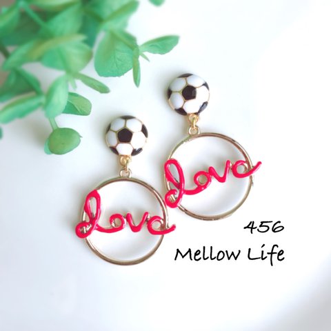 456 サッカーボールカボション×レッドLoveチャーム  ピアス イヤリング