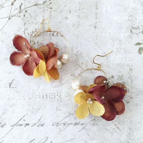 紫陽花とかすみ草のパールフープピアス/イヤリング イエロー×ブラウン ゆらゆら 揺れる