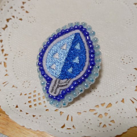 刺繍　ブローチ