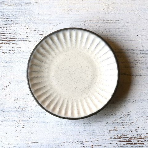 人気作品 しのぎ彫り 小皿（ホワイト）/r1mwh