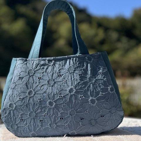 トートバッグ　マーガレット刺繍生地　ヴィンテージブルー　藍色　ギフト