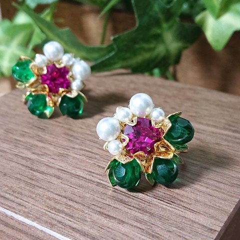 SWAROVSKIとチェコパールビーズのイヤリング～フクシアの花～