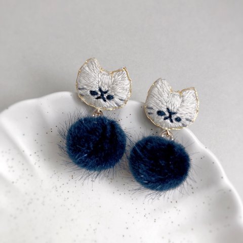 エコファーと猫の刺繍ピアス／イヤリング　ネイビー